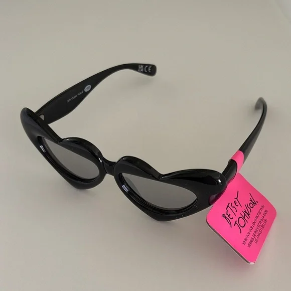☀️Betsey Johnson Black Heart Sunglasses 🕶️ - Picture 2 of 3